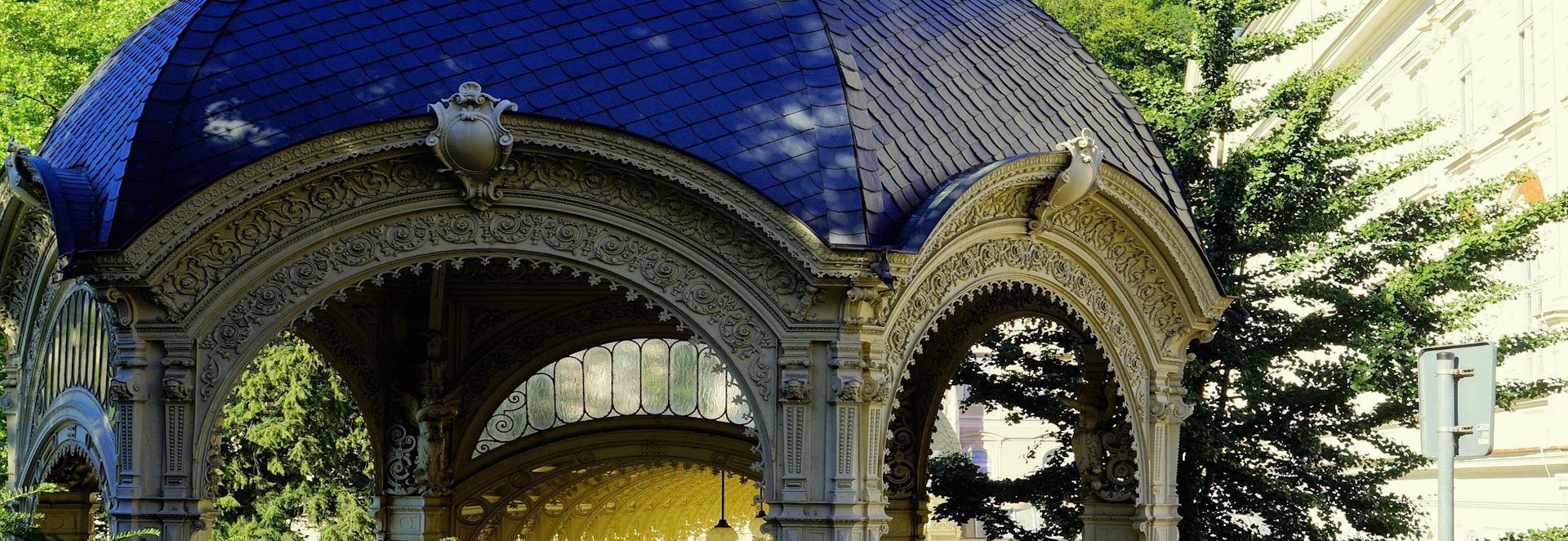 Садові гойдалки та павільони